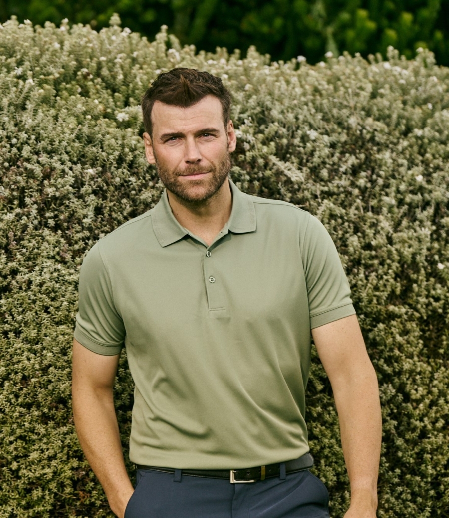 MEN'S AERO POLO - MODEL SHOT